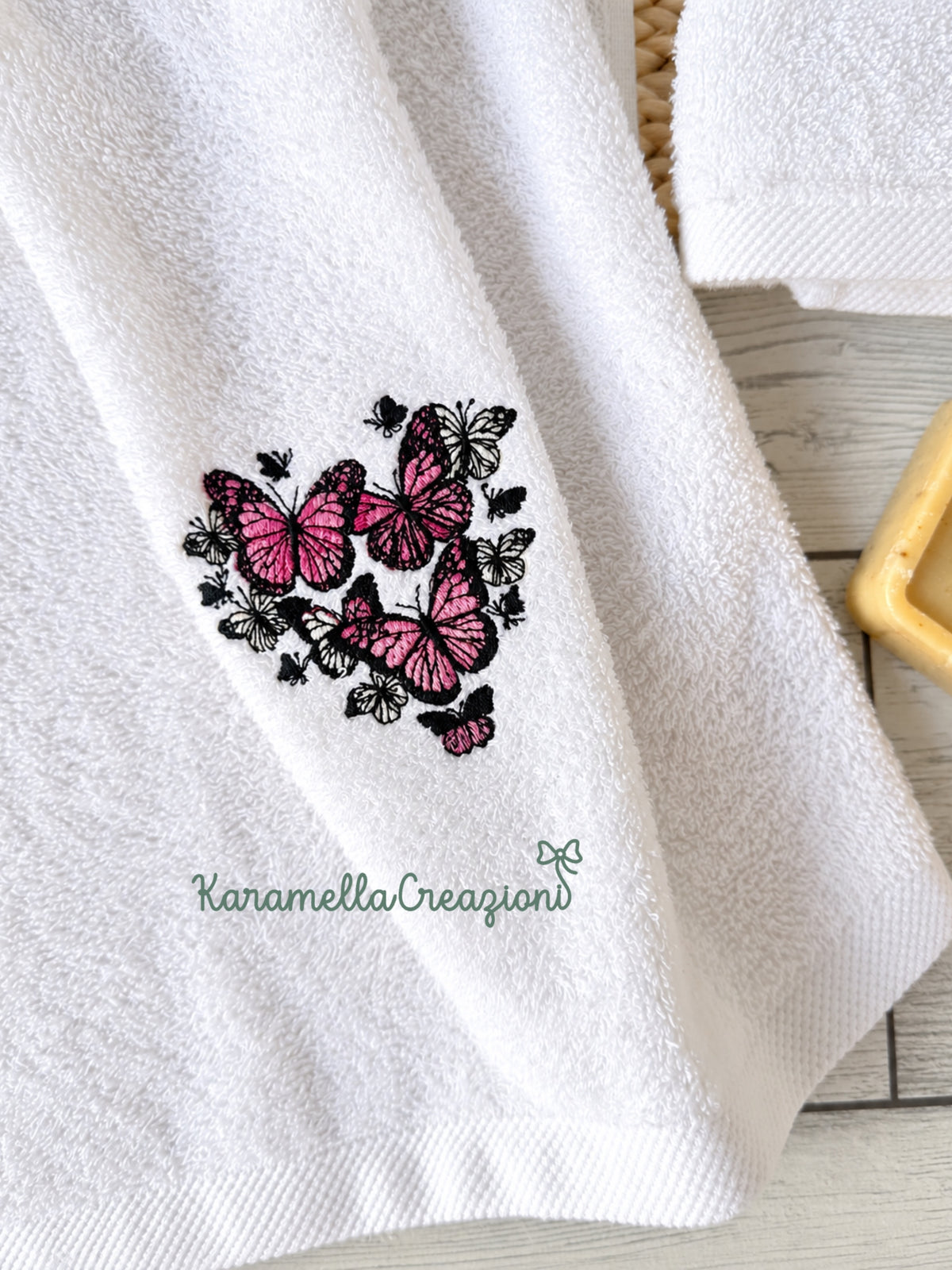 Set asciugamani ricamati “Cuore di farfalle” – Pezzo unico