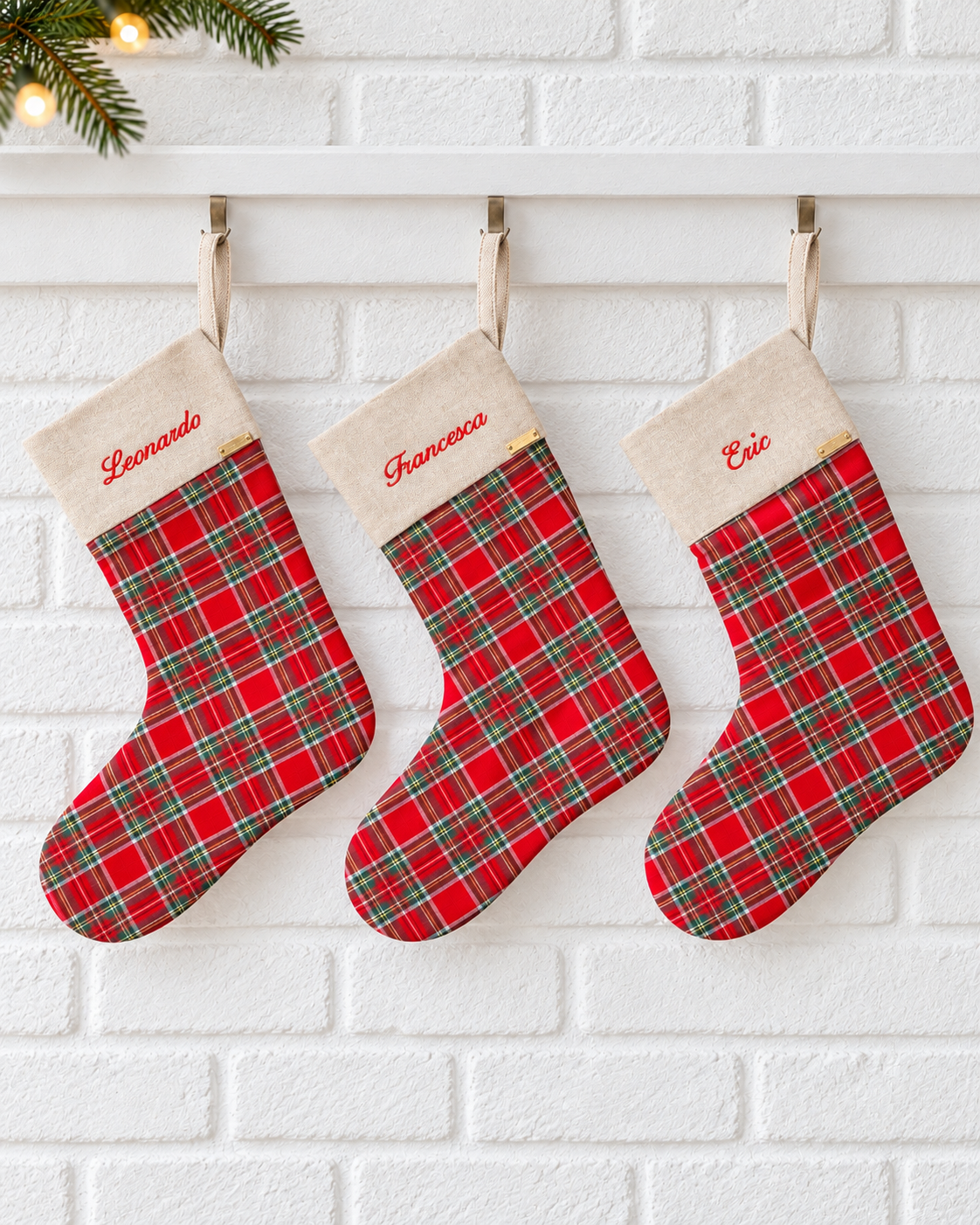 Calza natalizia fatta a mano e personalizzata con nome ricamato – Tartan rosso con oro lurex.