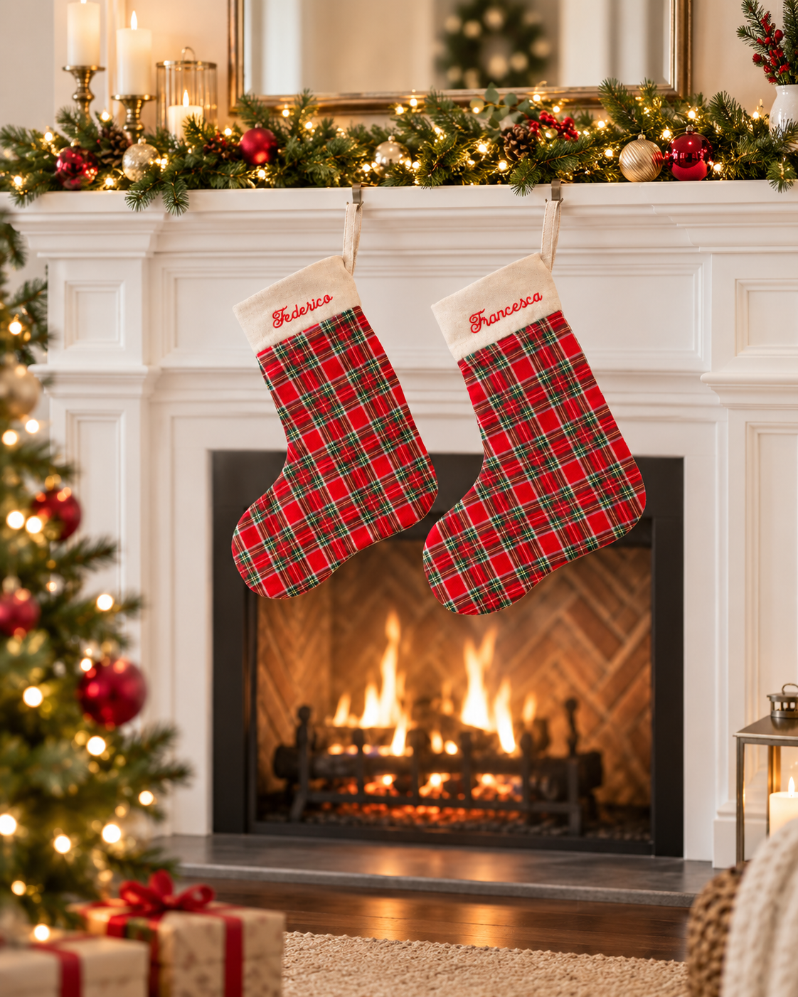 Calza natalizia fatta a mano e personalizzata con nome ricamato – Tartan rosso con oro lurex.
