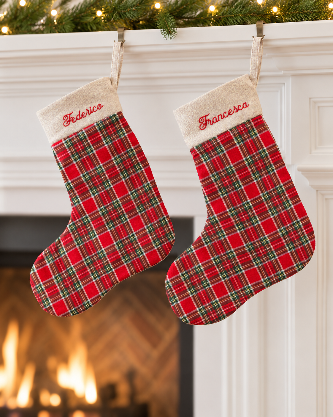 Calza natalizia fatta a mano e personalizzata con nome ricamato – Tartan rosso con oro lurex.