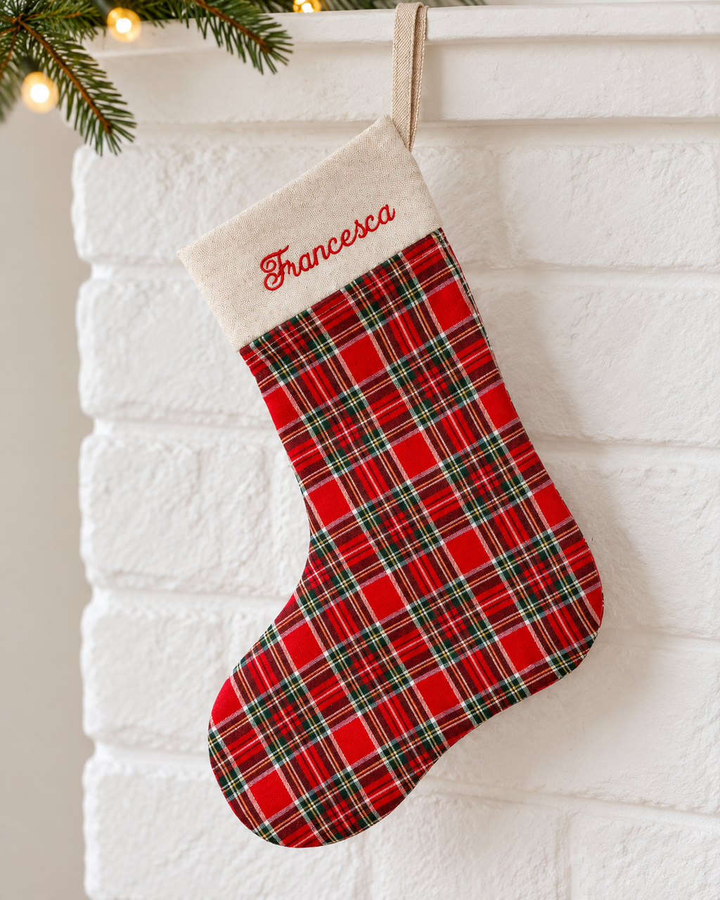 Calza natalizia fatta a mano e personalizzata con nome ricamato – Tartan rosso con oro lurex.