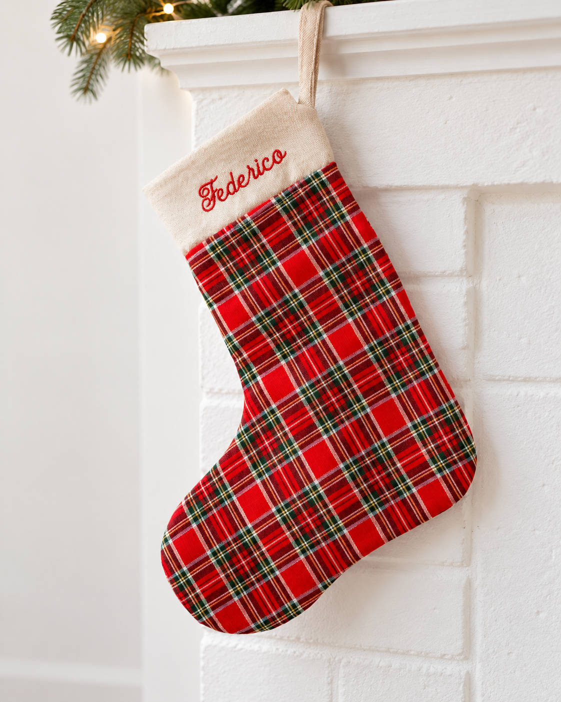 Calza natalizia fatta a mano e personalizzata con nome ricamato – Tartan rosso con oro lurex.