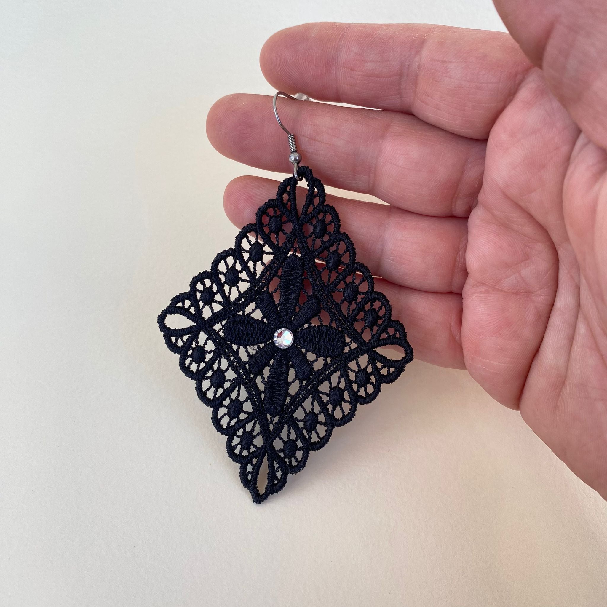 Orecchini in  pizzo nero con cristalli