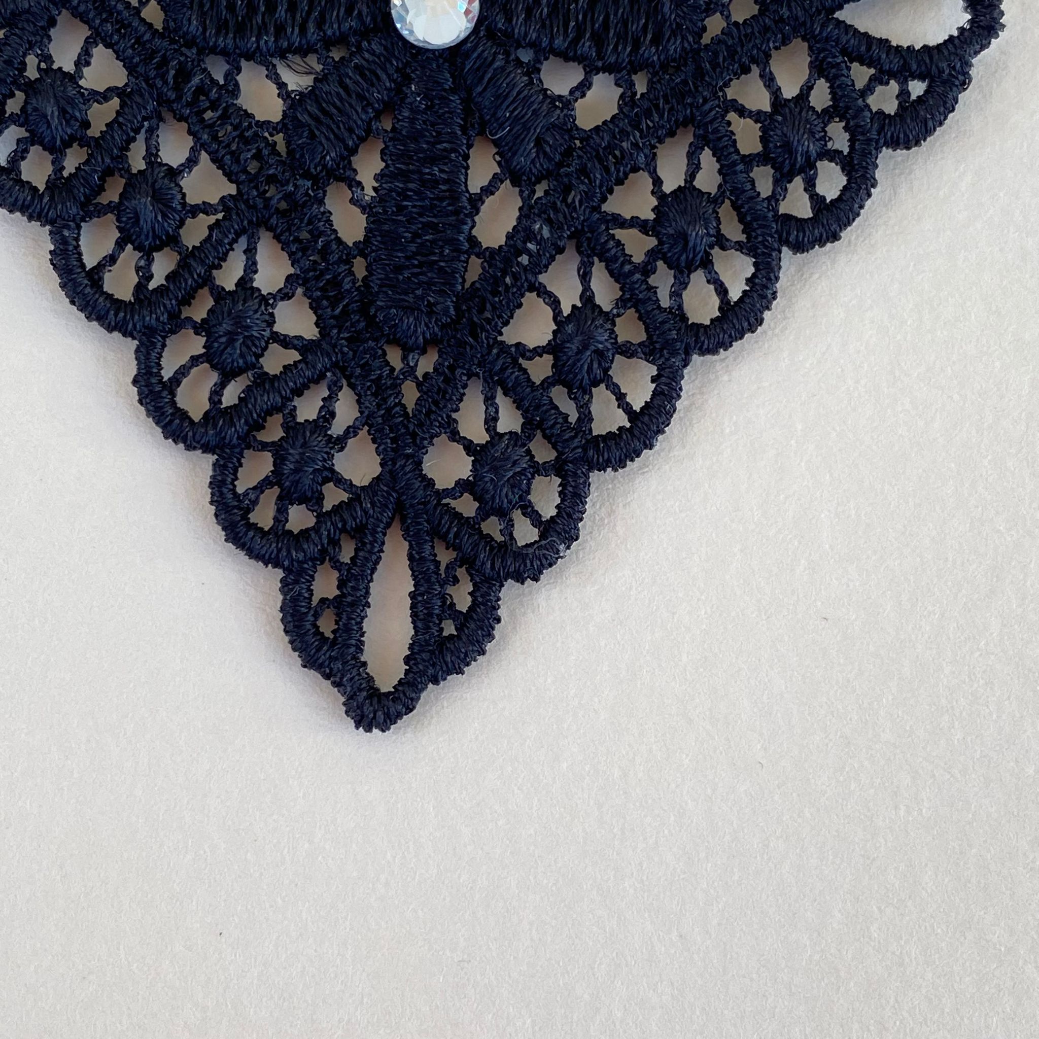 Orecchini in  pizzo nero con cristalli