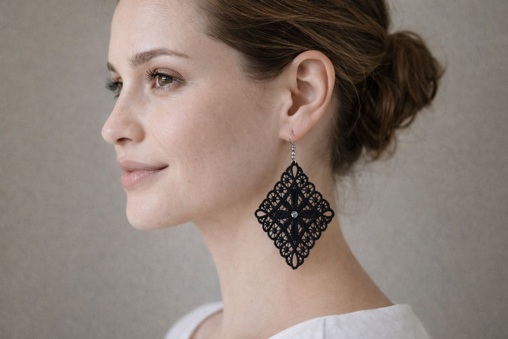 Orecchini in  pizzo nero con cristalli