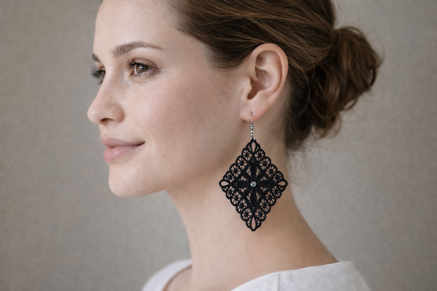 Orecchini in  pizzo nero con cristalli